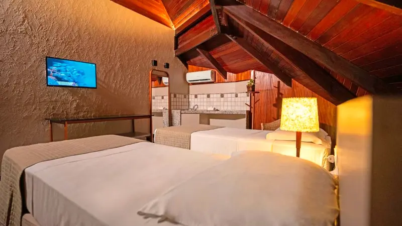 Mezanino do bangalô com camas de solteiro, TV e abajur