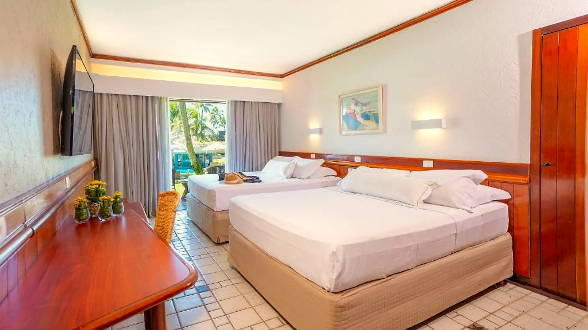Apartamento Classic com duas camas de casal, mesa de madeira e janela para o jardim